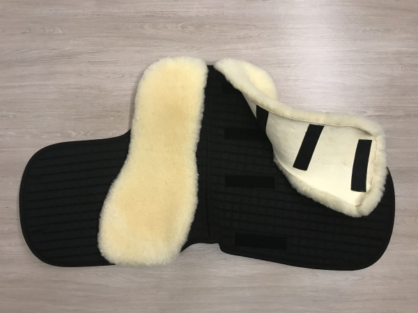 Geteiltes Lammfell-Pad mit Satteldecke in Dressurform, klettbar